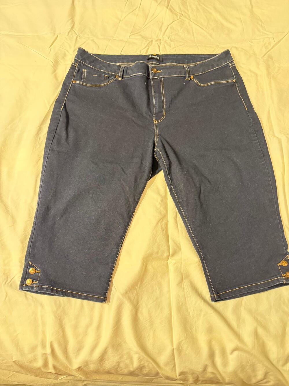 D. jeans Women's Dark Wash Stretch Denim Capris size 22 comfortable stretch